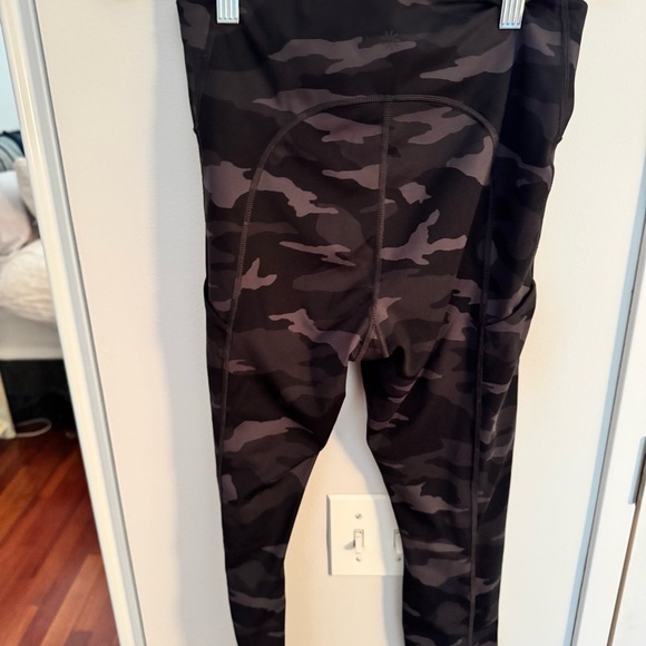 ATHLETA black camo ultimate 7/8 leggings - Picture 5 of 5